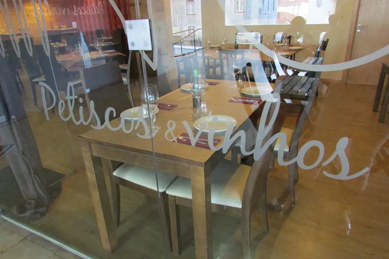 Dux Petiscos e Vinhos Restaurant